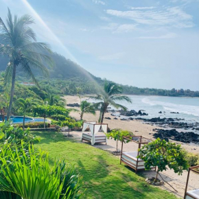 Casa Manzanillo - Bay Room - Ocean Front Room at Exceptional Beach Front Location